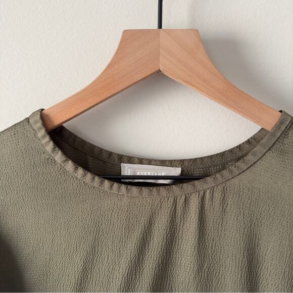 Everlane Olive Green Hammered Satin Short Sleeve Women's Top minimalist casual S - Picture 4 of 9